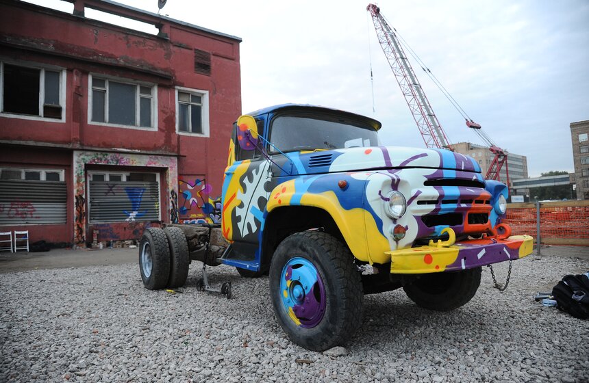 Изображая ЗИЛ: уличные художники раскрасили кабины грузовиков 36 фото