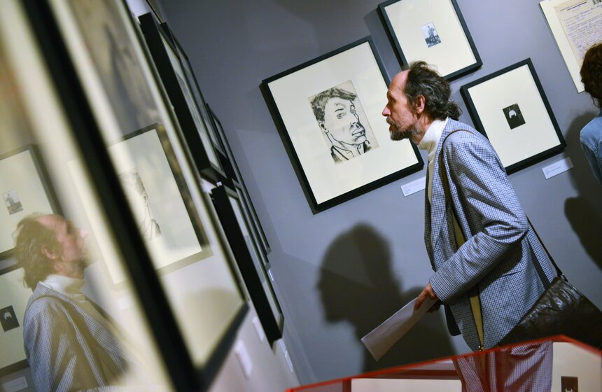 Стихи Пастернака, Маяковского и Цветаевой объединила выставка 12 фото