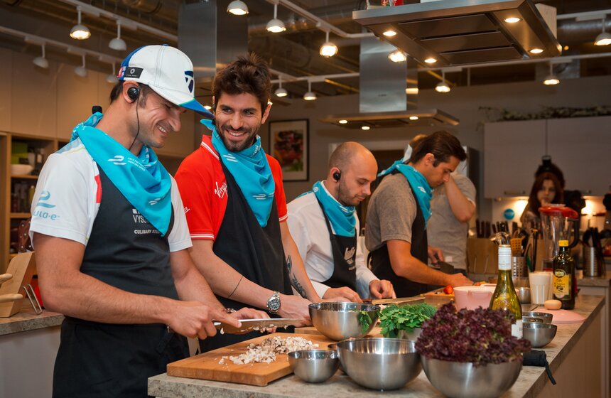 Гонщики Formula E посетили зоопарк и кулинарное шоу 5 фото