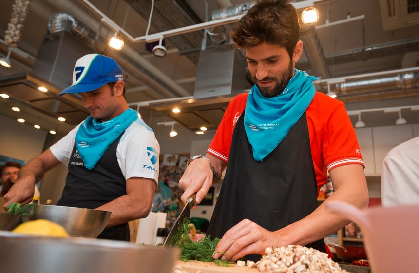 Гонщики Formula E посетили зоопарк и кулинарное шоу 7 фото