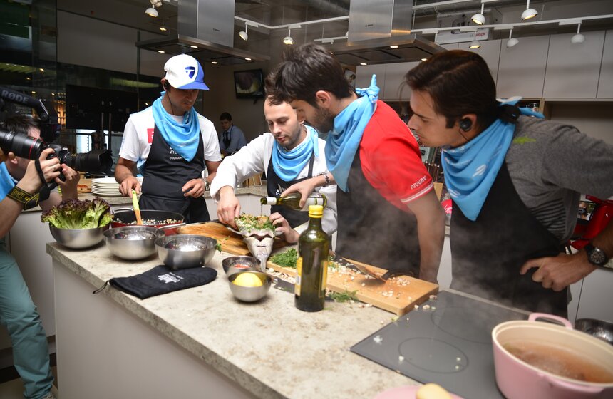 Гонщики Formula E посетили зоопарк и кулинарное шоу 8 фото