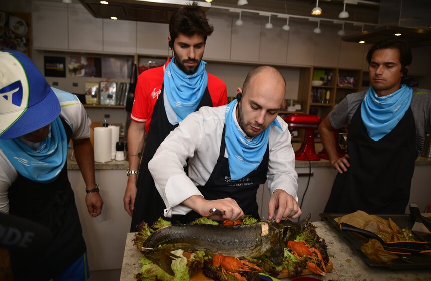 Гонщики Formula E посетили зоопарк и кулинарное шоу 12 фото