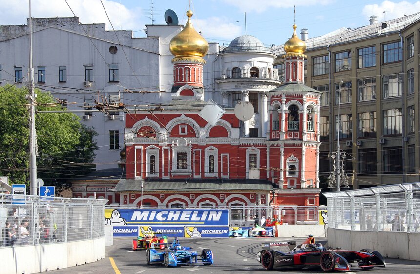 Гонки на электромобилях Формула Е прошли в центре Москвы 20 фото