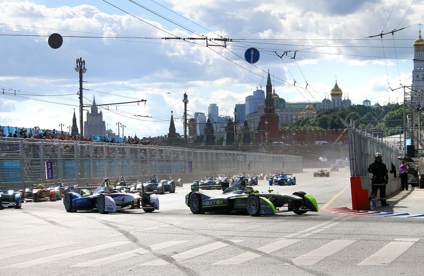 Гонки на электромобилях Формула Е прошли в центре Москвы 13 фото