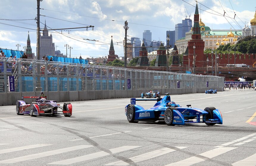 Гонки на электромобилях Формула Е прошли в центре Москвы 11 фото