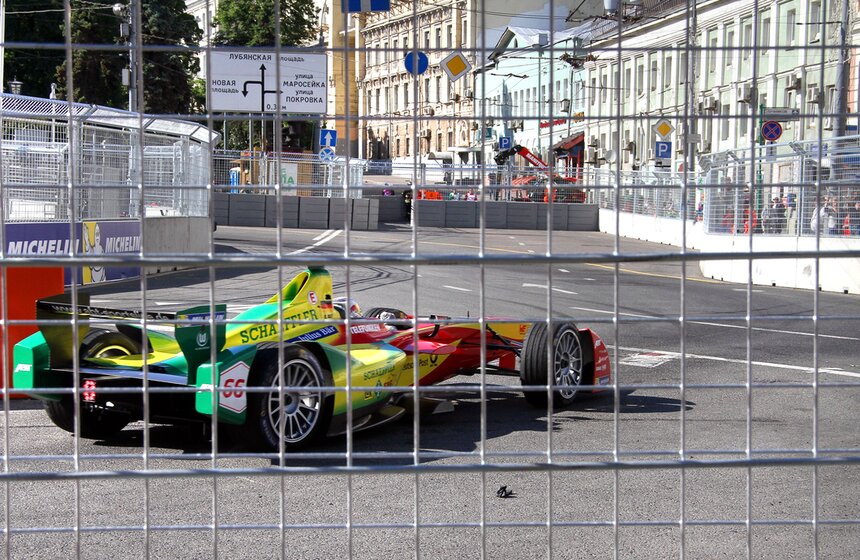 Гонки на электромобилях Формула Е прошли в центре Москвы 14 фото