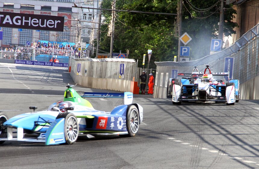 Гонки на электромобилях Формула Е прошли в центре Москвы 15 фото