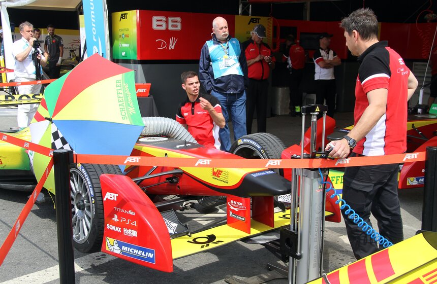 Гонки на электромобилях Формула Е прошли в центре Москвы 4 фото