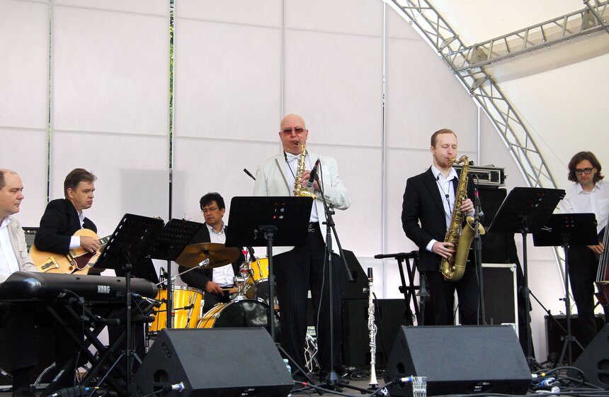 На ВДНХ открылся самый большой в городе искусственный пляж 22 фото