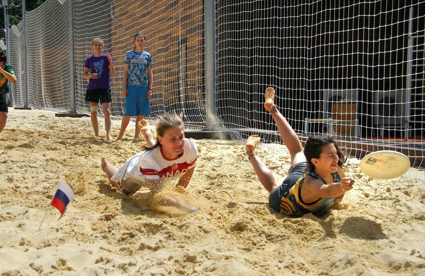 На ВДНХ открылся самый большой в городе искусственный пляж 26 фото