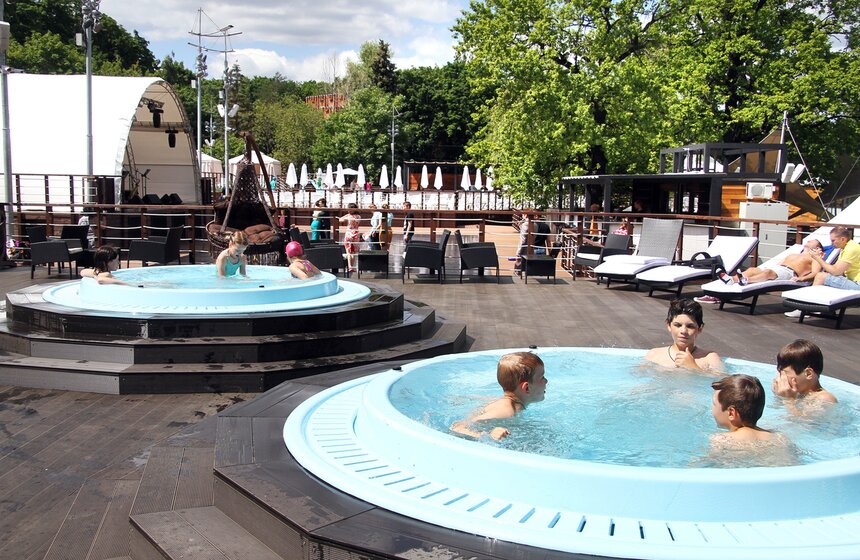 На ВДНХ открылся самый большой в городе искусственный пляж 31 фото