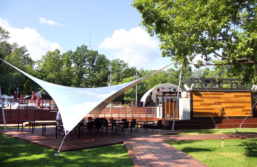 На ВДНХ открылся самый большой в городе искусственный пляж 2 фото