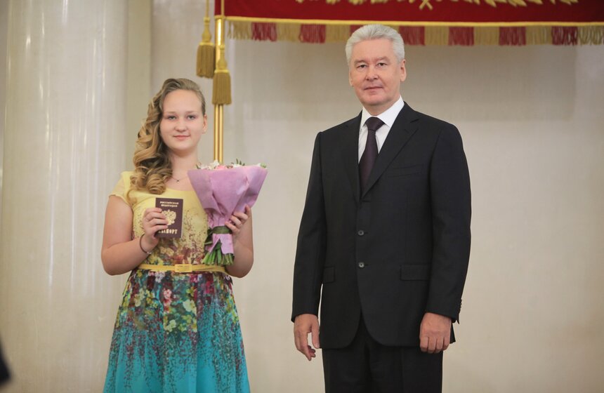 Мэр Москвы вручил паспорта юным жителям столицы 12 фото