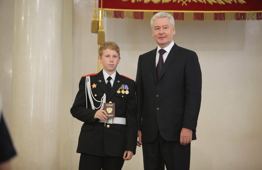 Мэр Москвы вручил паспорта юным жителям столицы 11 фото