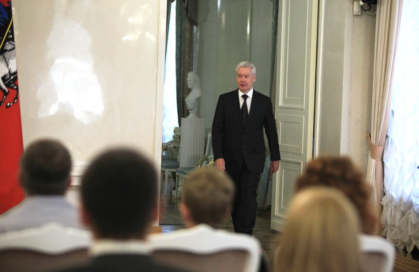 Мэр Москвы вручил паспорта юным жителям столицы 5 фото