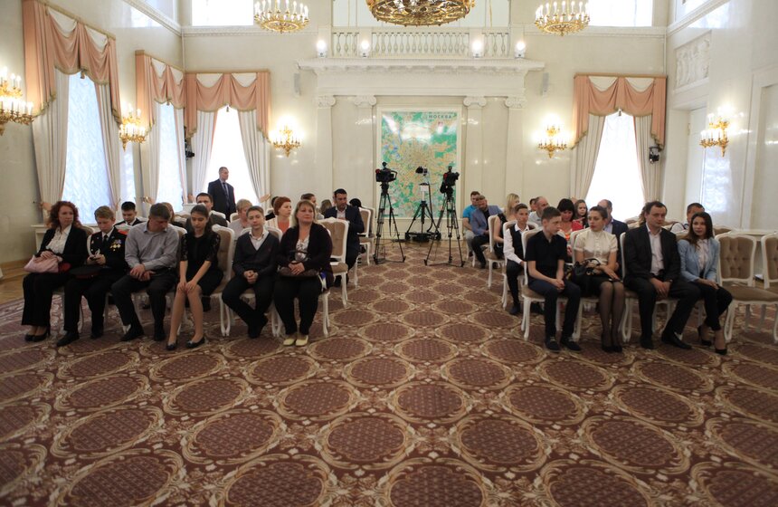 Мэр Москвы вручил паспорта юным жителям столицы 4 фото