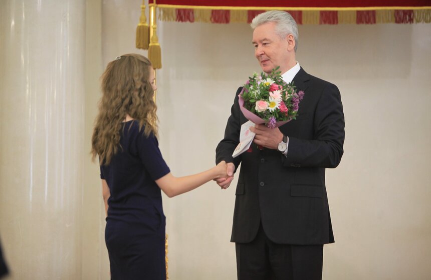 Мэр Москвы вручил паспорта юным жителям столицы 9 фото