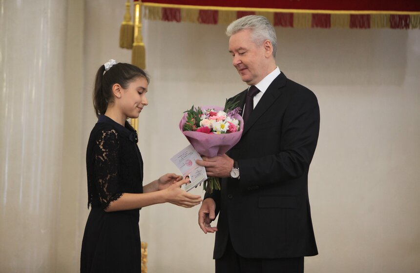 Мэр Москвы вручил паспорта юным жителям столицы 8 фото