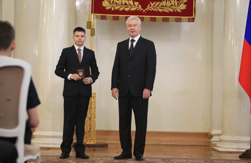 Мэр Москвы вручил паспорта юным жителям столицы 10 фото