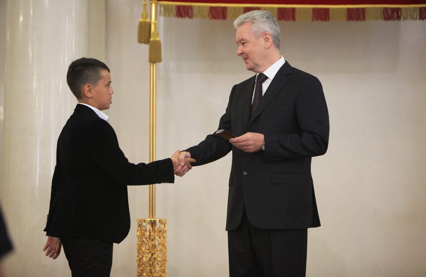 Мэр Москвы вручил паспорта юным жителям столицы 15 фото