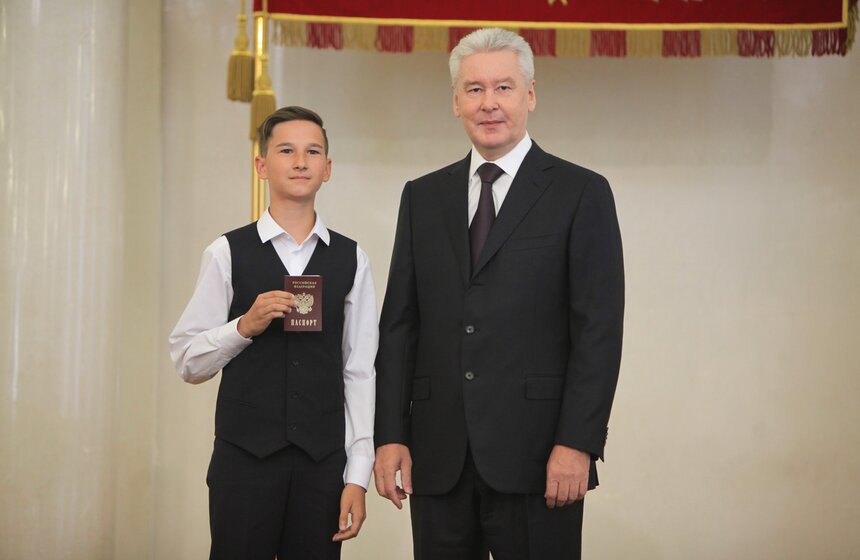 Мэр Москвы вручил паспорта юным жителям столицы 14 фото