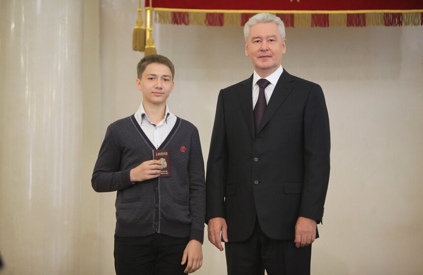 Мэр Москвы вручил паспорта юным жителям столицы 13 фото