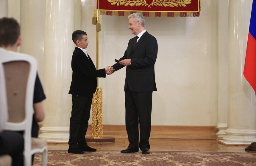 Мэр Москвы вручил паспорта юным жителям столицы 16 фото