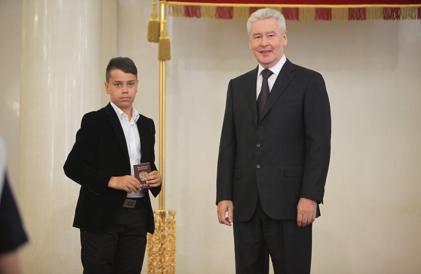 Мэр Москвы вручил паспорта юным жителям столицы 17 фото