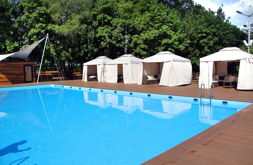 На ВДНХ открылся самый большой в городе искусственный пляж 6 фото