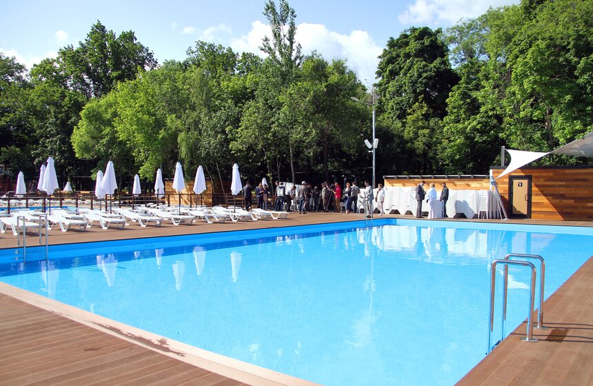 На ВДНХ открылся самый большой в городе искусственный пляж 5 фото