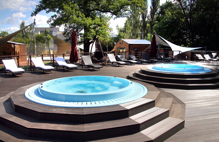 На ВДНХ открылся самый большой в городе искусственный пляж 10 фото