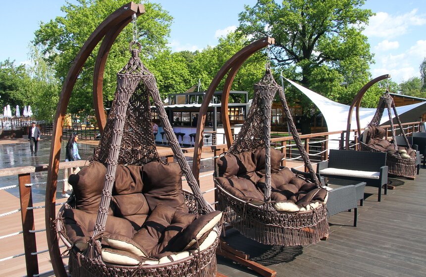 На ВДНХ открылся самый большой в городе искусственный пляж 9 фото