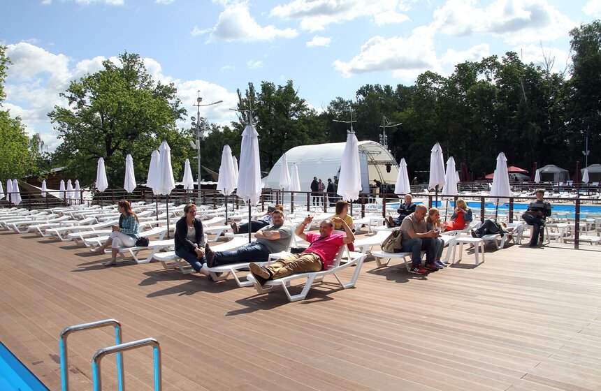 На ВДНХ открылся самый большой в городе искусственный пляж 12 фото