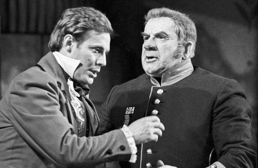 Народный артист СССР Игорь Ильинский в роли Городничего и артист Юрий Соломин - Хлестаков в спектакле "Ревизор" Николая Гоголя в постановке Государственного академического Малого театра Союза ССР. Фото: ТАСС/ Валентин Соболев