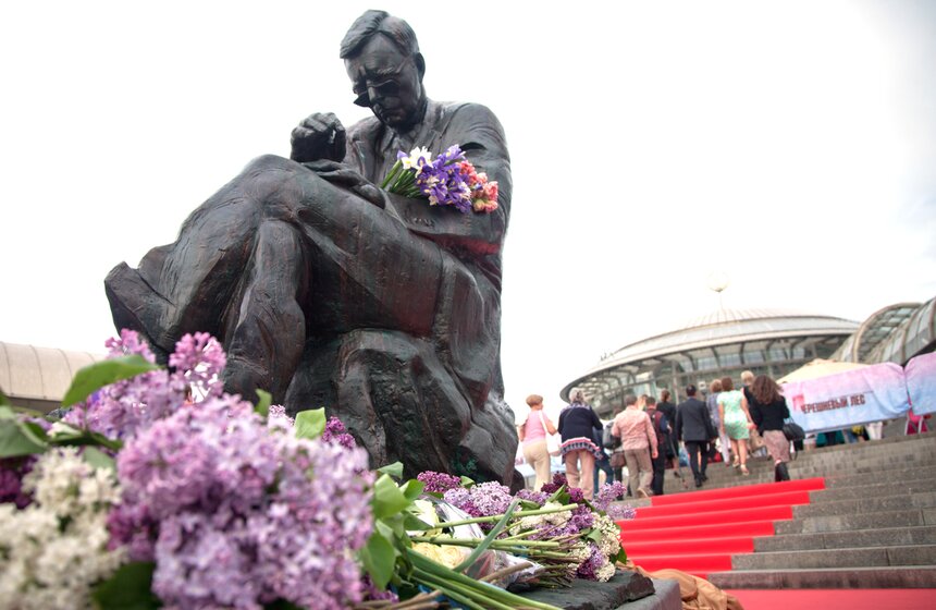 В Москве открыли памятник Дмитрию Шостаковичу 17 фото