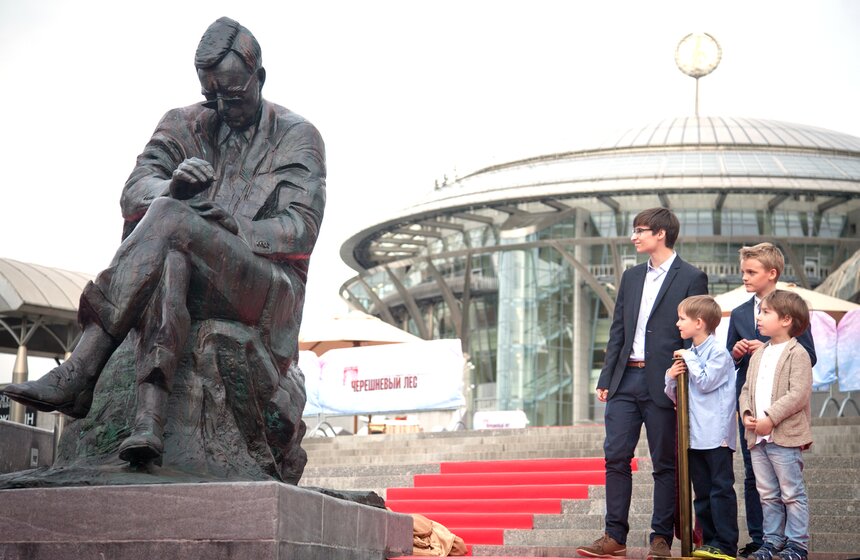 В Москве открыли памятник Дмитрию Шостаковичу 10 фото