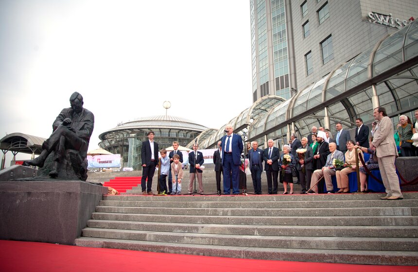 В Москве открыли памятник Дмитрию Шостаковичу 12 фото