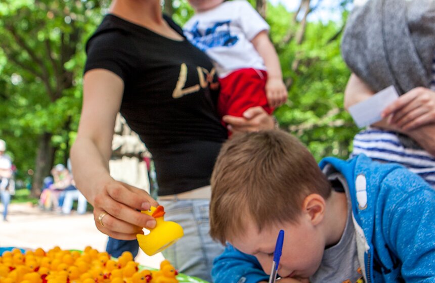 В пруд Воронцовского парка запустили 5 тысяч уток 3 фото