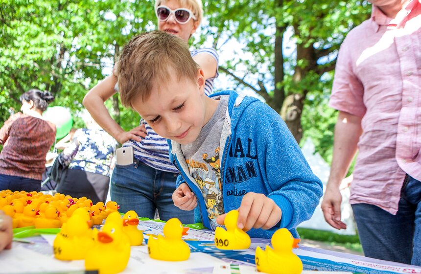 В пруд Воронцовского парка запустили 5 тысяч уток 1 фото