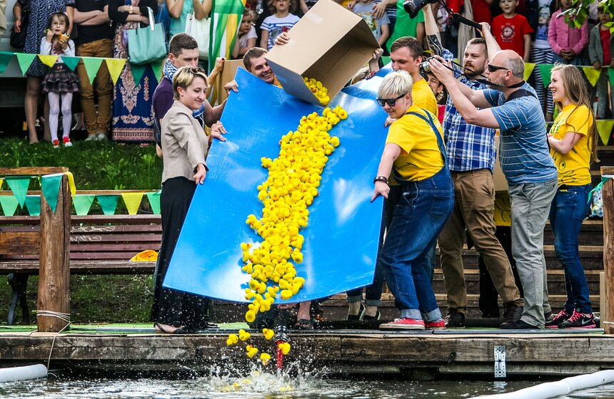 В пруд Воронцовского парка запустили 5 тысяч уток 6 фото