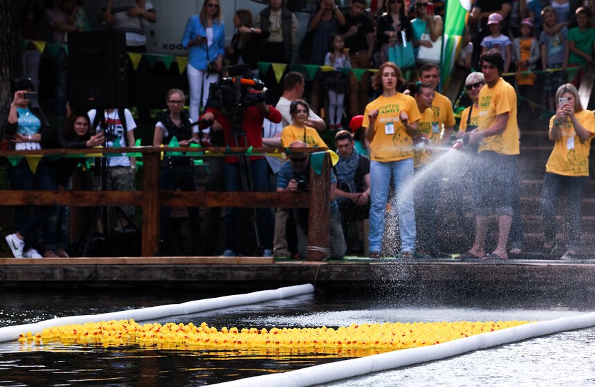 В пруд Воронцовского парка запустили 5 тысяч уток 8 фото