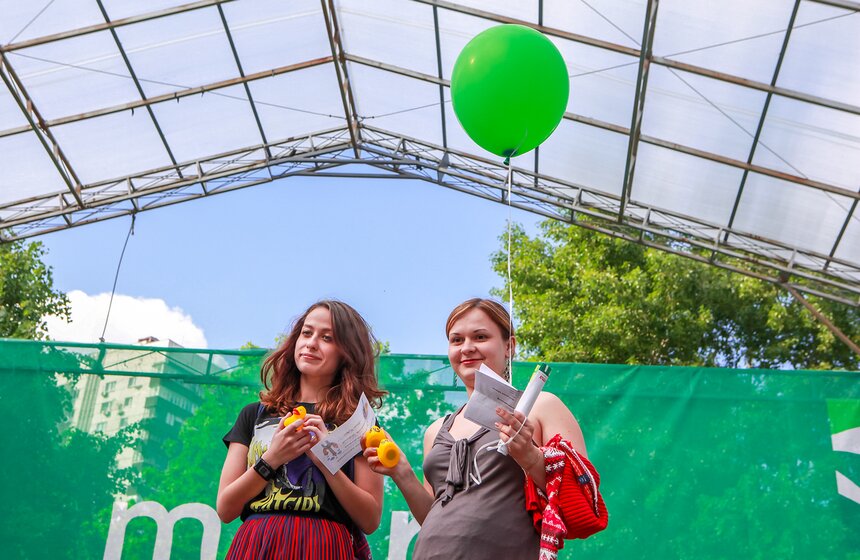 В пруд Воронцовского парка запустили 5 тысяч уток 15 фото