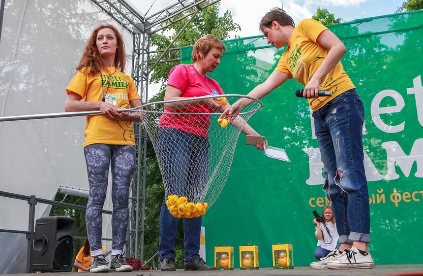 В пруд Воронцовского парка запустили 5 тысяч уток 14 фото