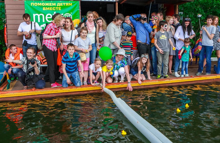 В пруд Воронцовского парка запустили 5 тысяч уток 13 фото