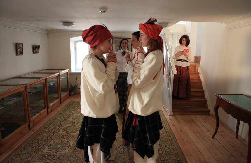 Перформанс "Плач по новоселью" прошел в доме-музее Цветаевой 7 фото