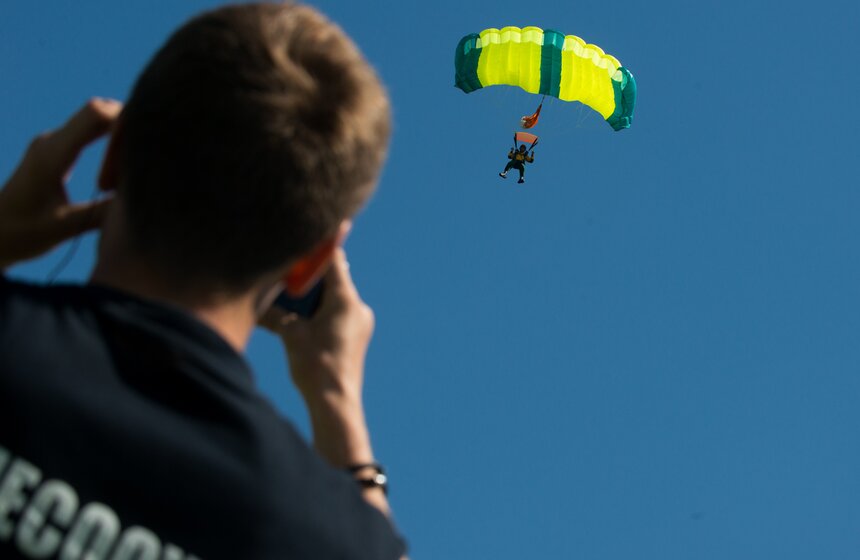 В Подмосковье прошла тренировка парашютистов-пожарных 19 фото
