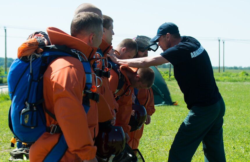 В Подмосковье прошла тренировка парашютистов-пожарных 6 фото