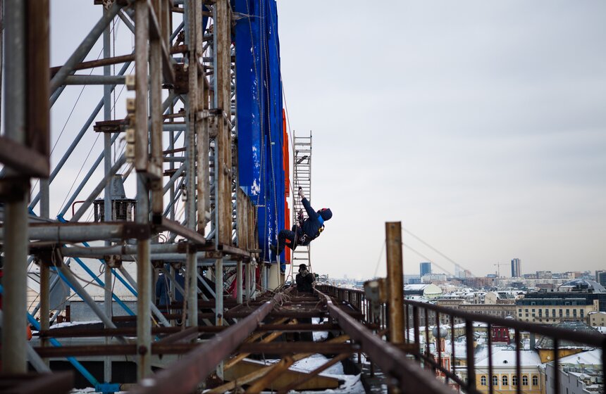 Демонтаж рекламы с крыши Российской государственной библиотеки 11 фото