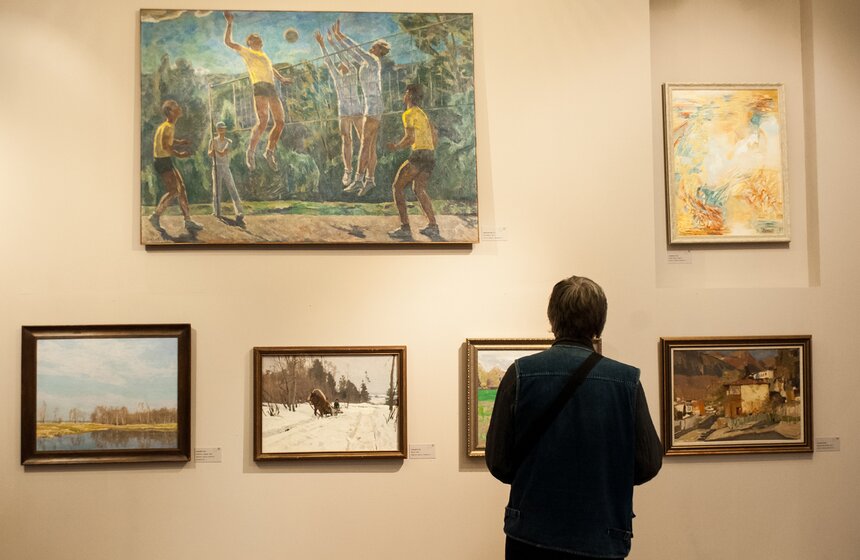 В галерее "Лорие" открылась выставка "Две столицы" 15 фото