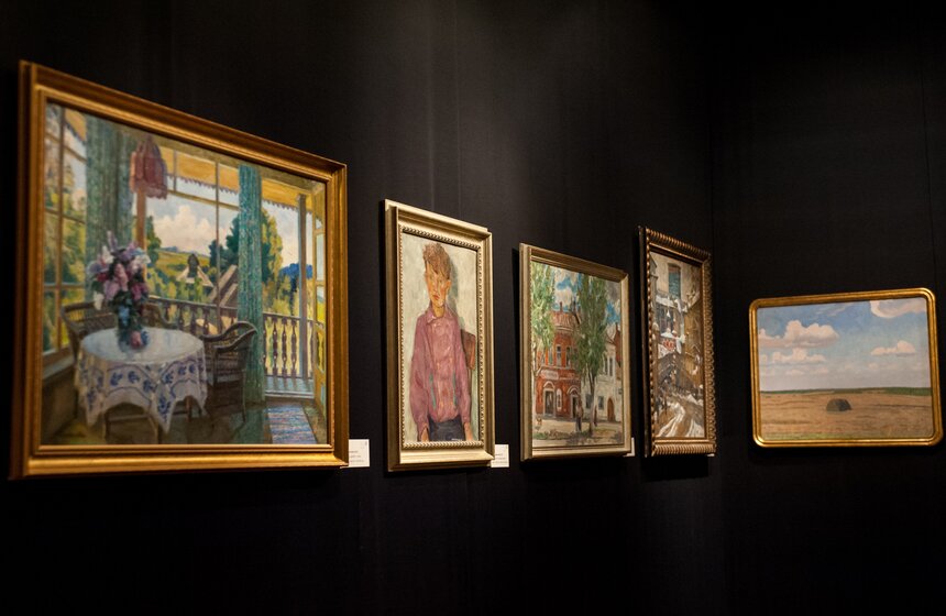 В галерее "Лорие" открылась выставка "Две столицы" 14 фото